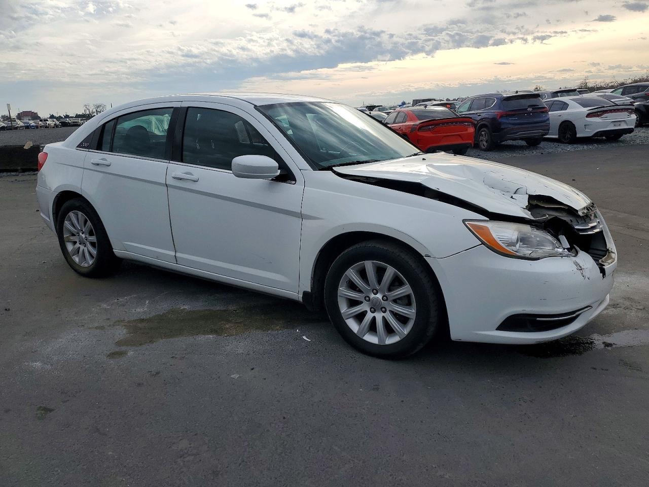 2013 CHRYSLER 200 TOURING photo 4