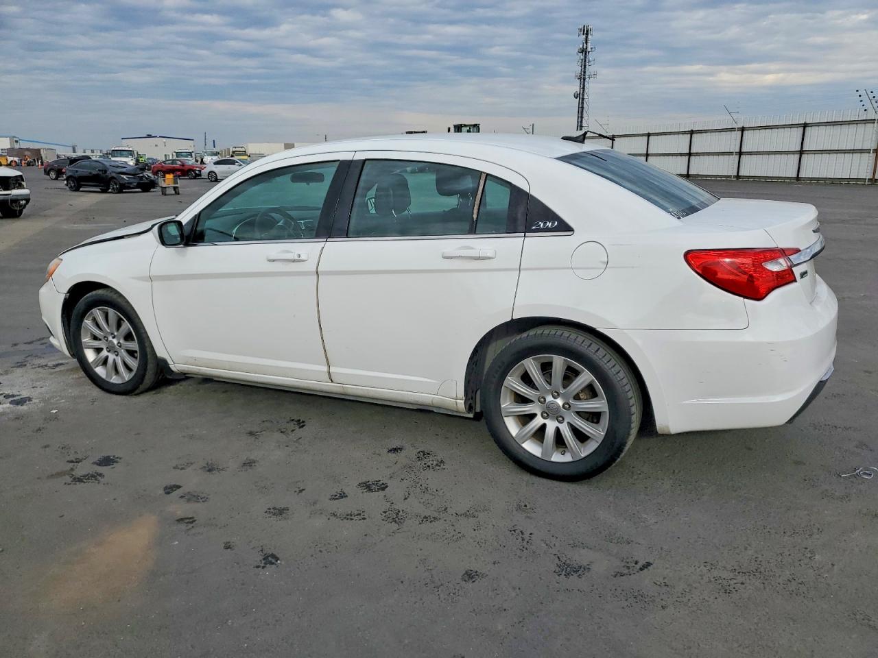 2013 CHRYSLER 200 TOURING photo 2