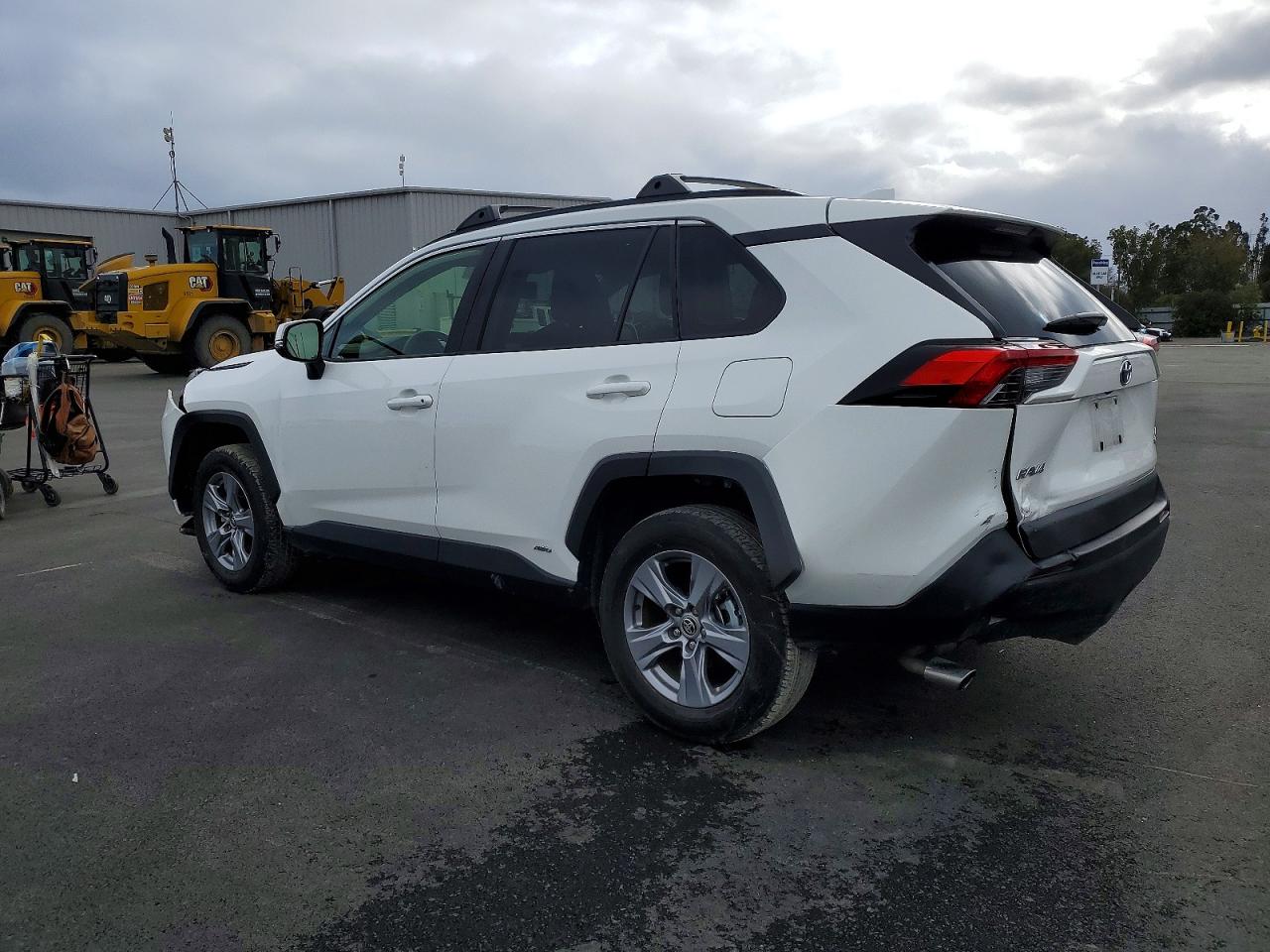 2022 TOYOTA RAV4 LE photo 2