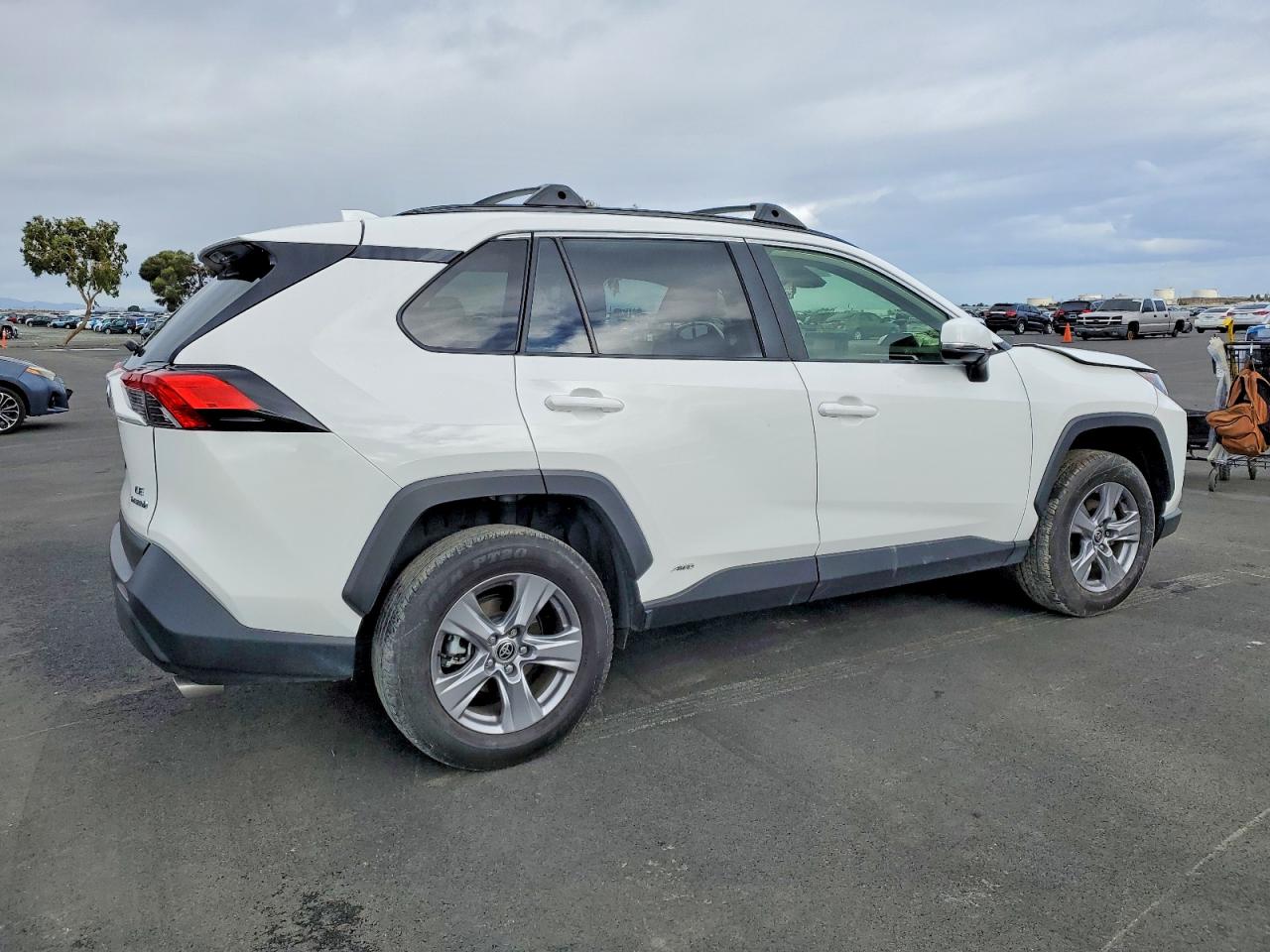 2022 TOYOTA RAV4 LE photo 3