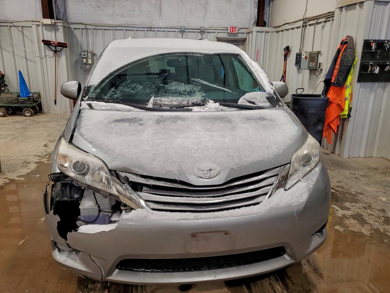 2015 TOYOTA SIENNA LE photo 5