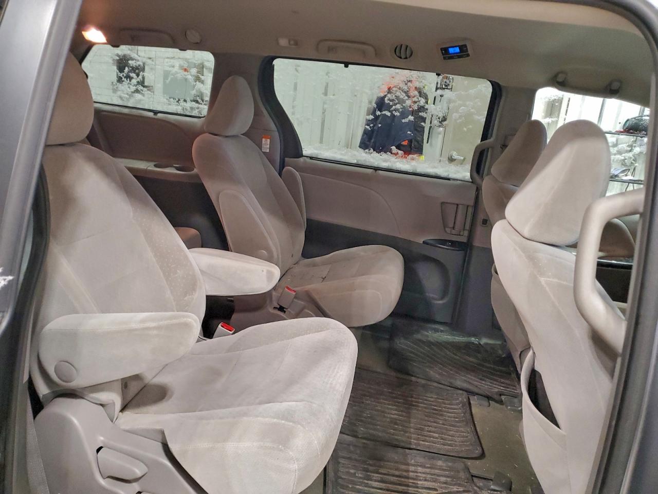 2015 TOYOTA SIENNA LE photo 11