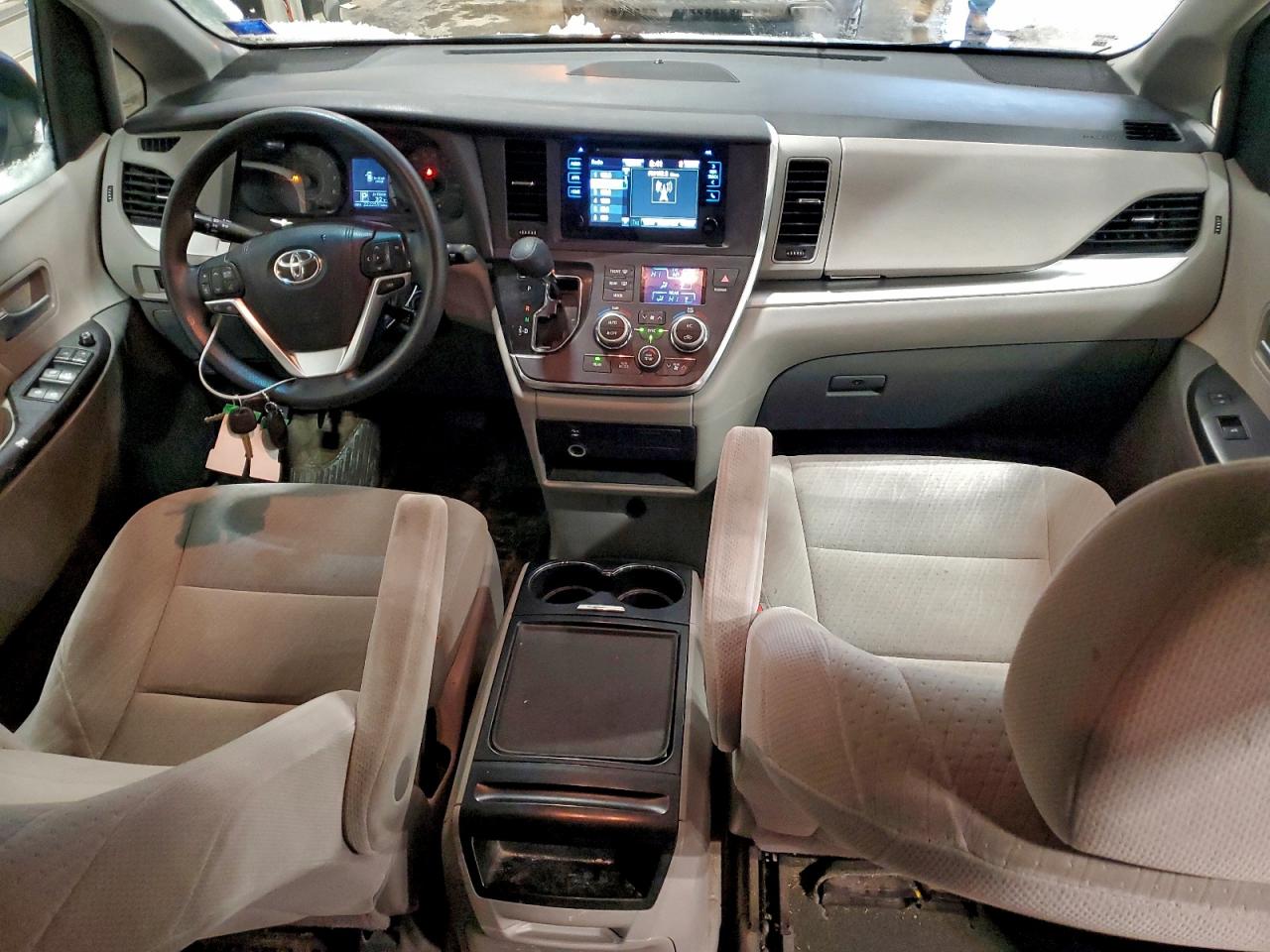 2015 TOYOTA SIENNA LE photo 8