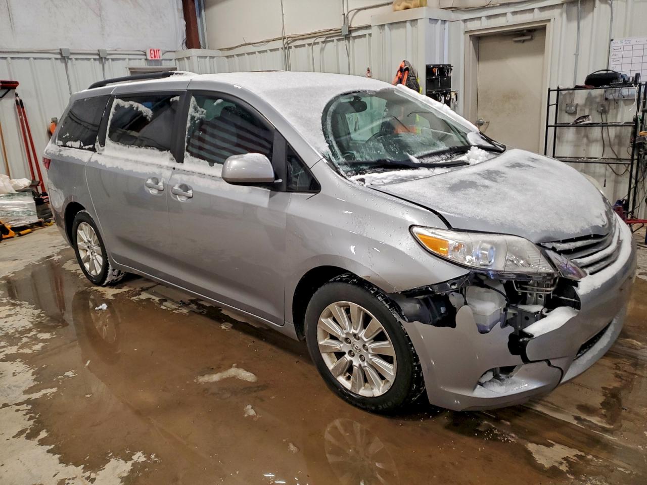 2015 TOYOTA SIENNA LE photo 4