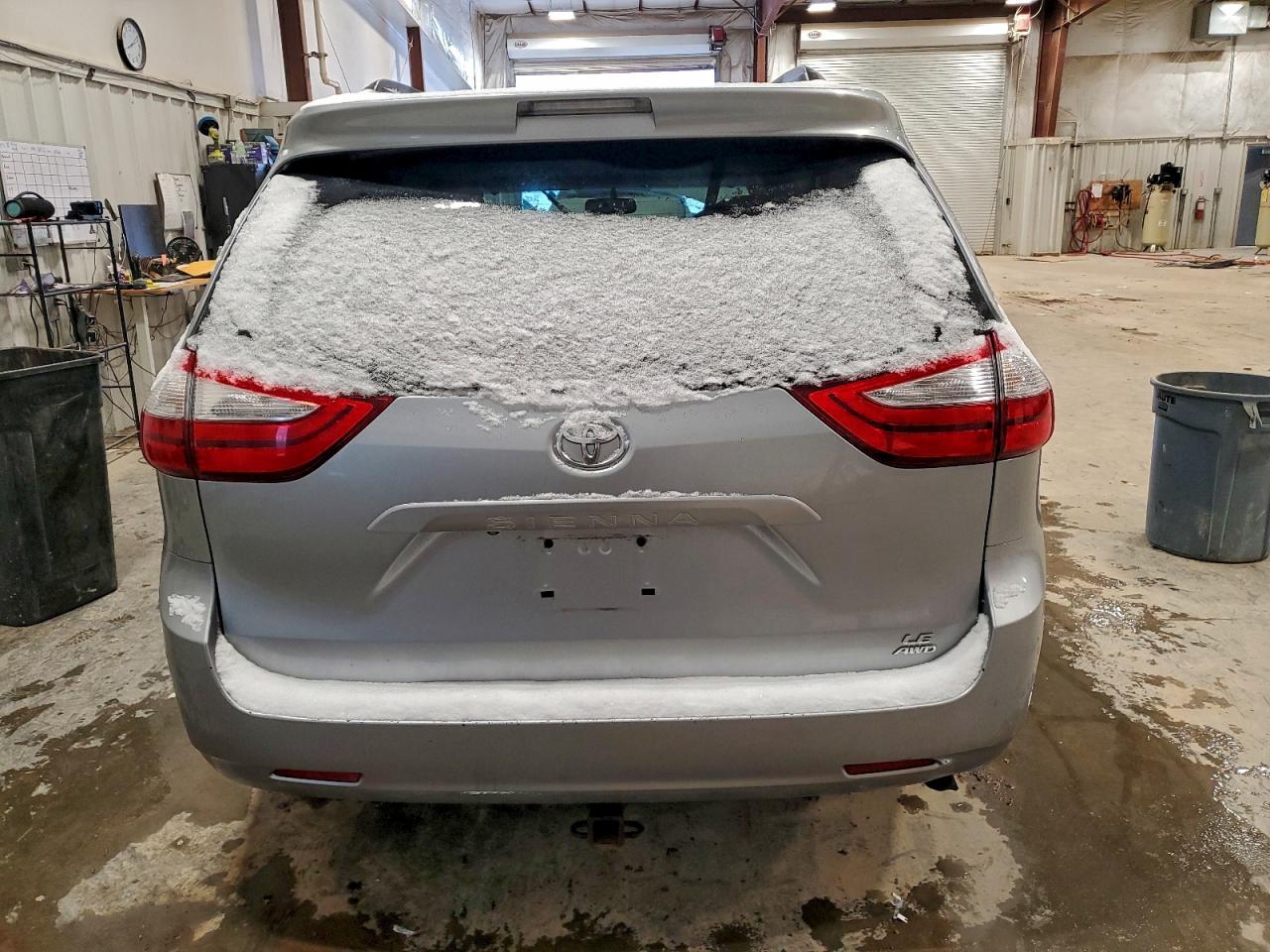 2015 TOYOTA SIENNA LE photo 6