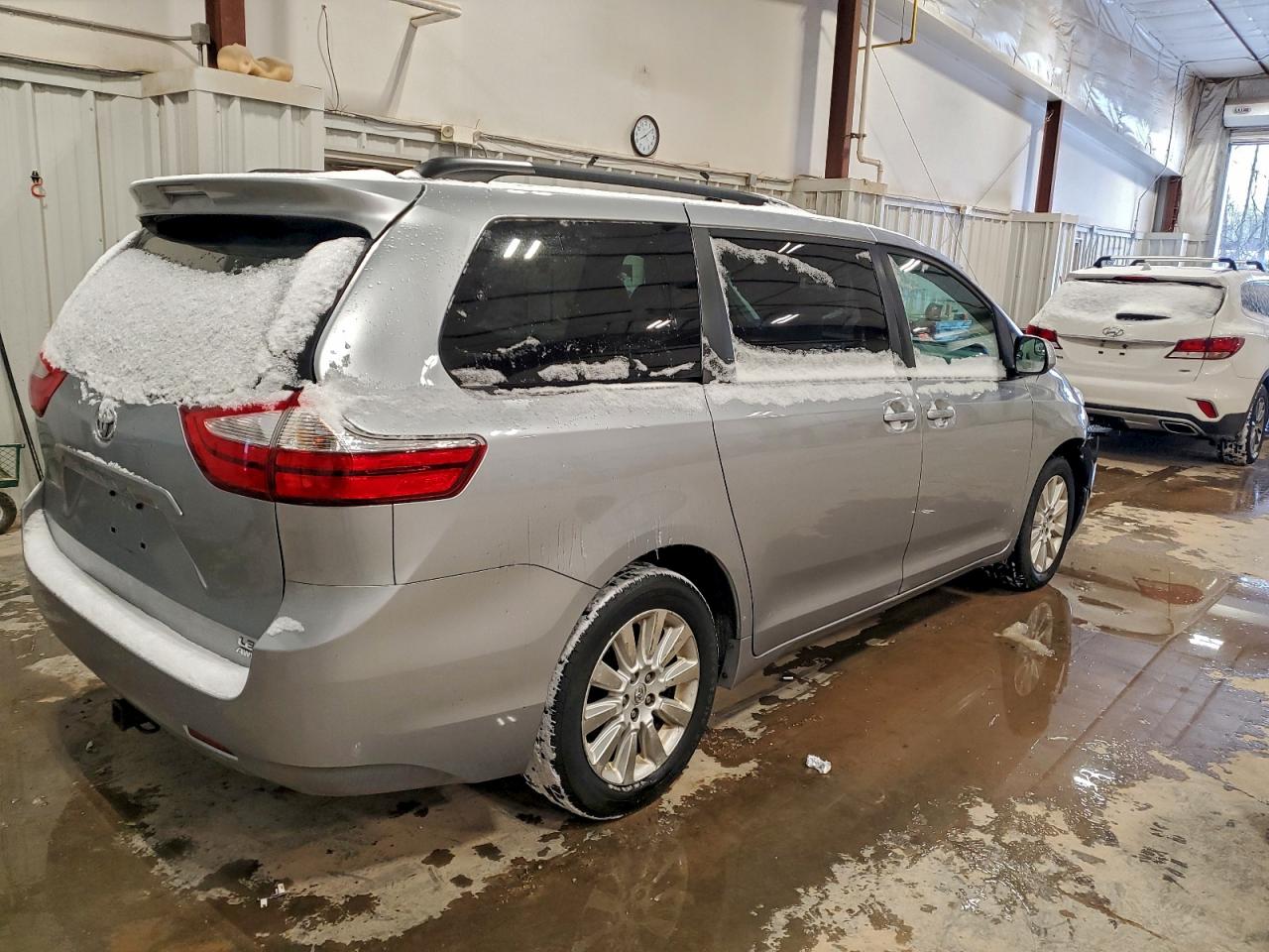 2015 TOYOTA SIENNA LE photo 3