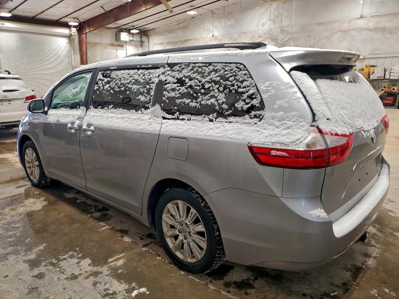 2015 TOYOTA SIENNA LE photo 2