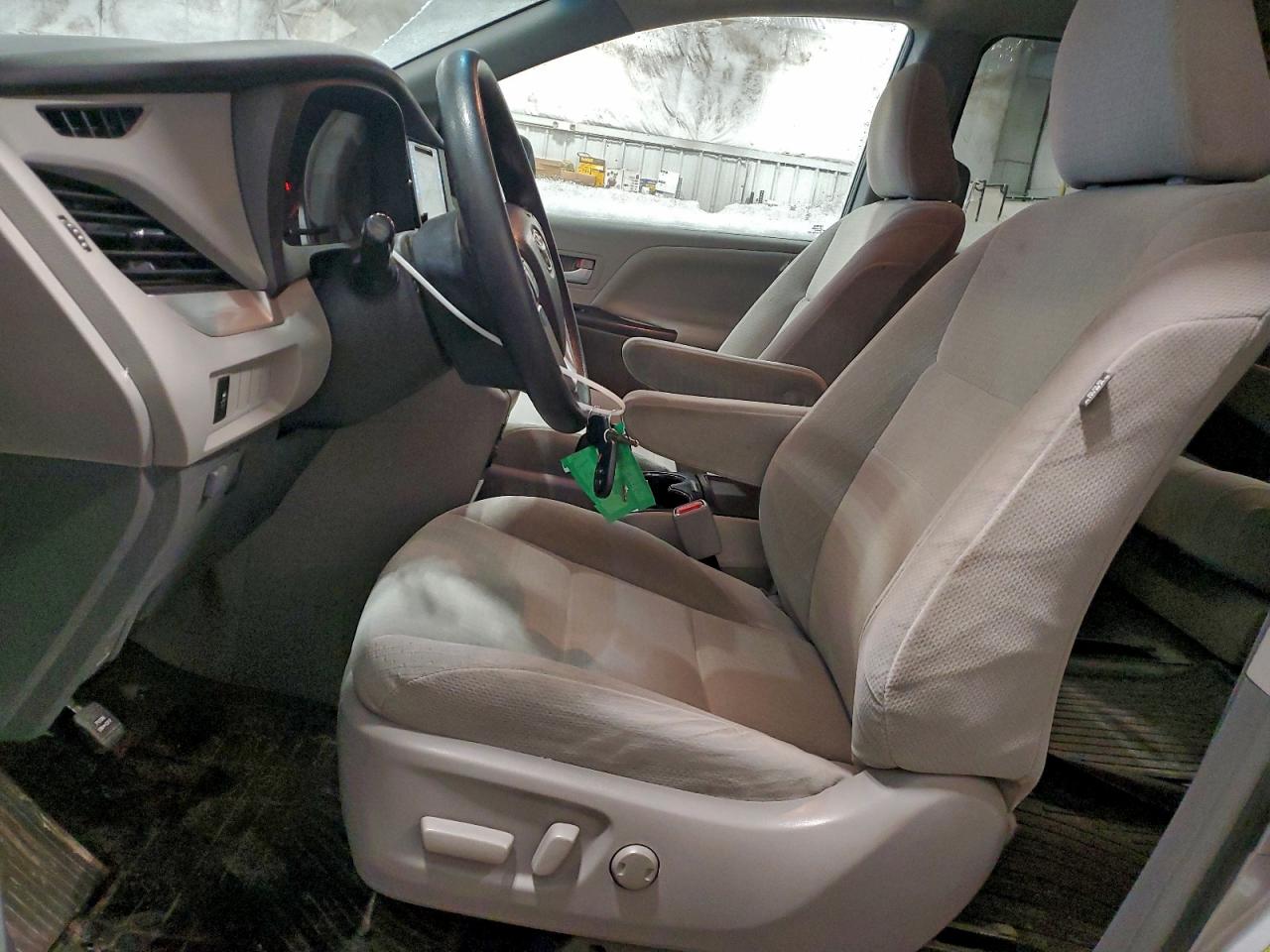 2015 TOYOTA SIENNA LE photo 7