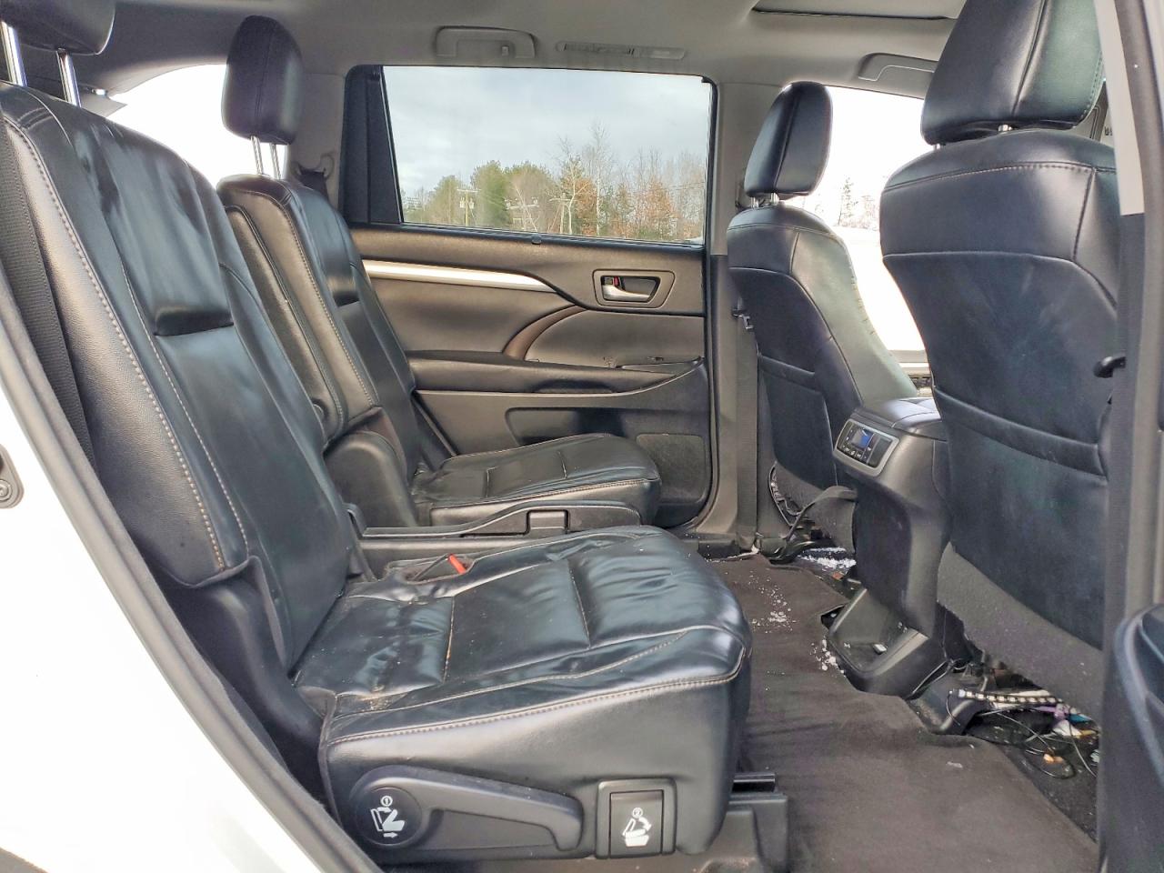 2017 TOYOTA HIGHLANDER SE photo 11