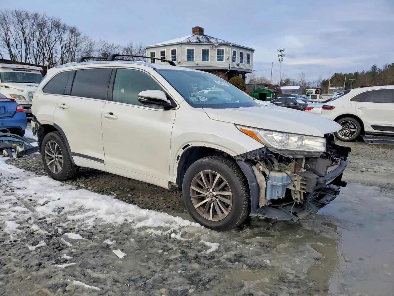 2017 TOYOTA HIGHLANDER SE photo 4