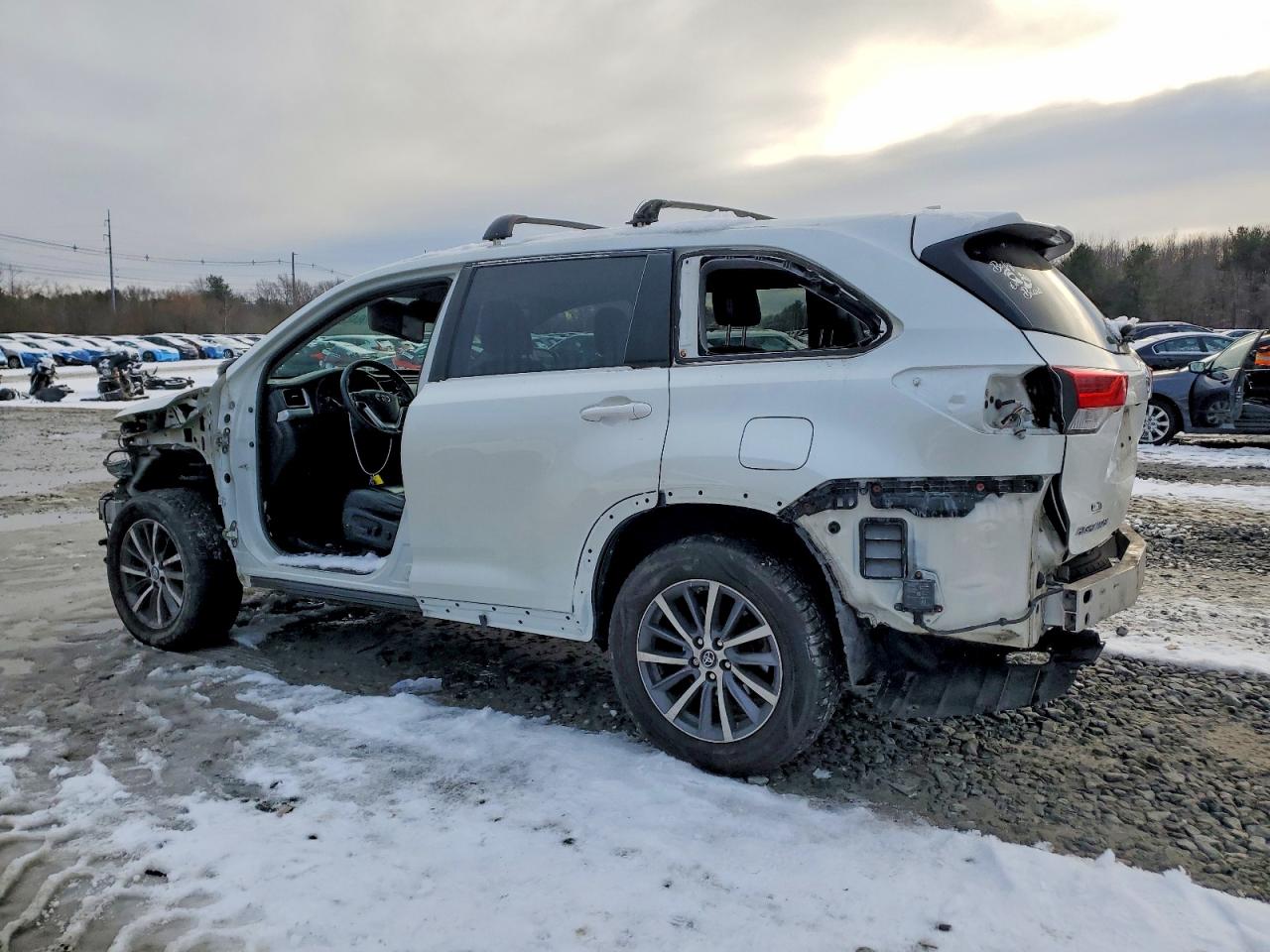 2017 TOYOTA HIGHLANDER SE photo 2
