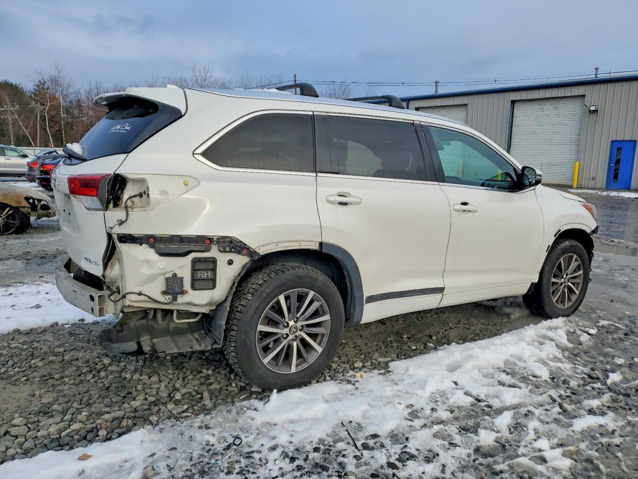 2017 TOYOTA HIGHLANDER SE photo 3
