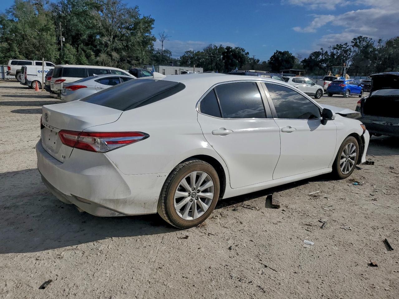 2020 TOYOTA CAMRY LE photo 3