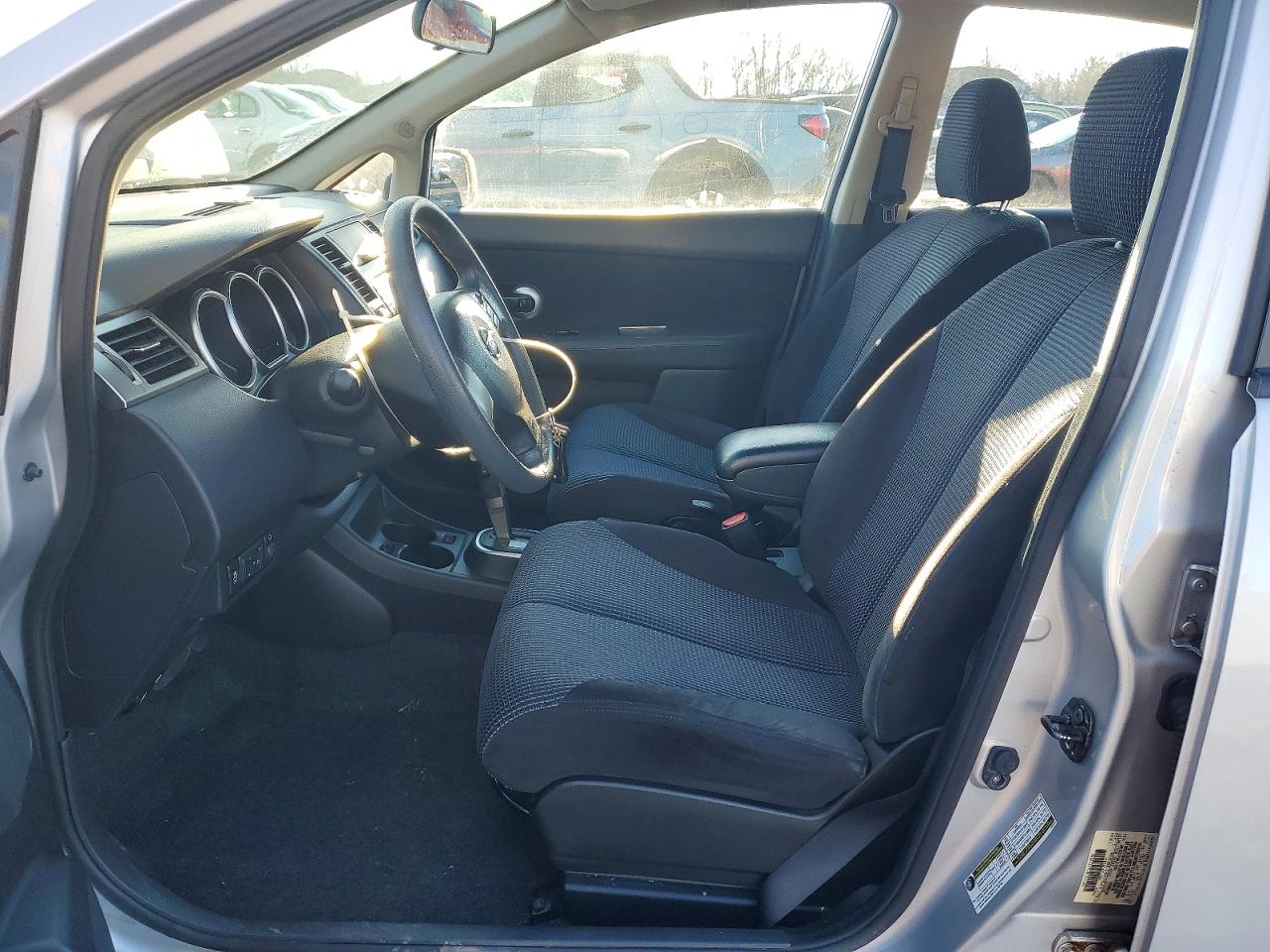 2011 NISSAN VERSA S photo 7