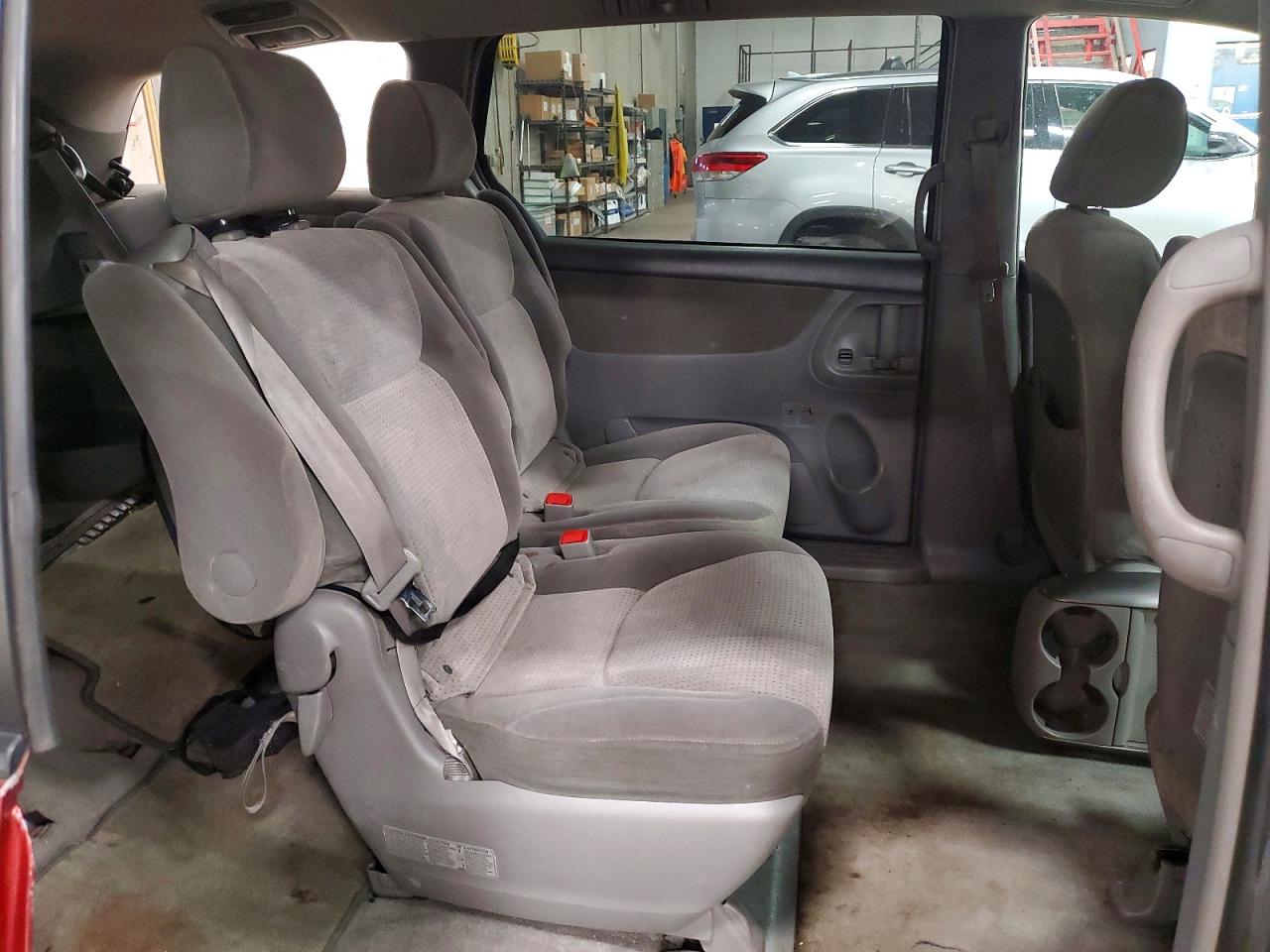 2007 TOYOTA SIENNA CE photo 11