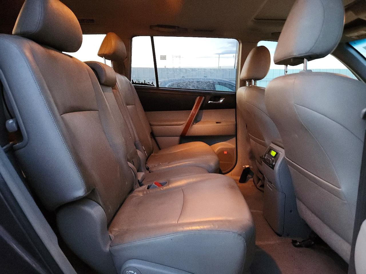 2010 TOYOTA HIGHLANDER LIMITED photo 31