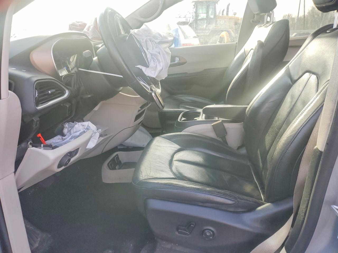 2019 CHRYSLER PACIFICA TOURING L photo 7