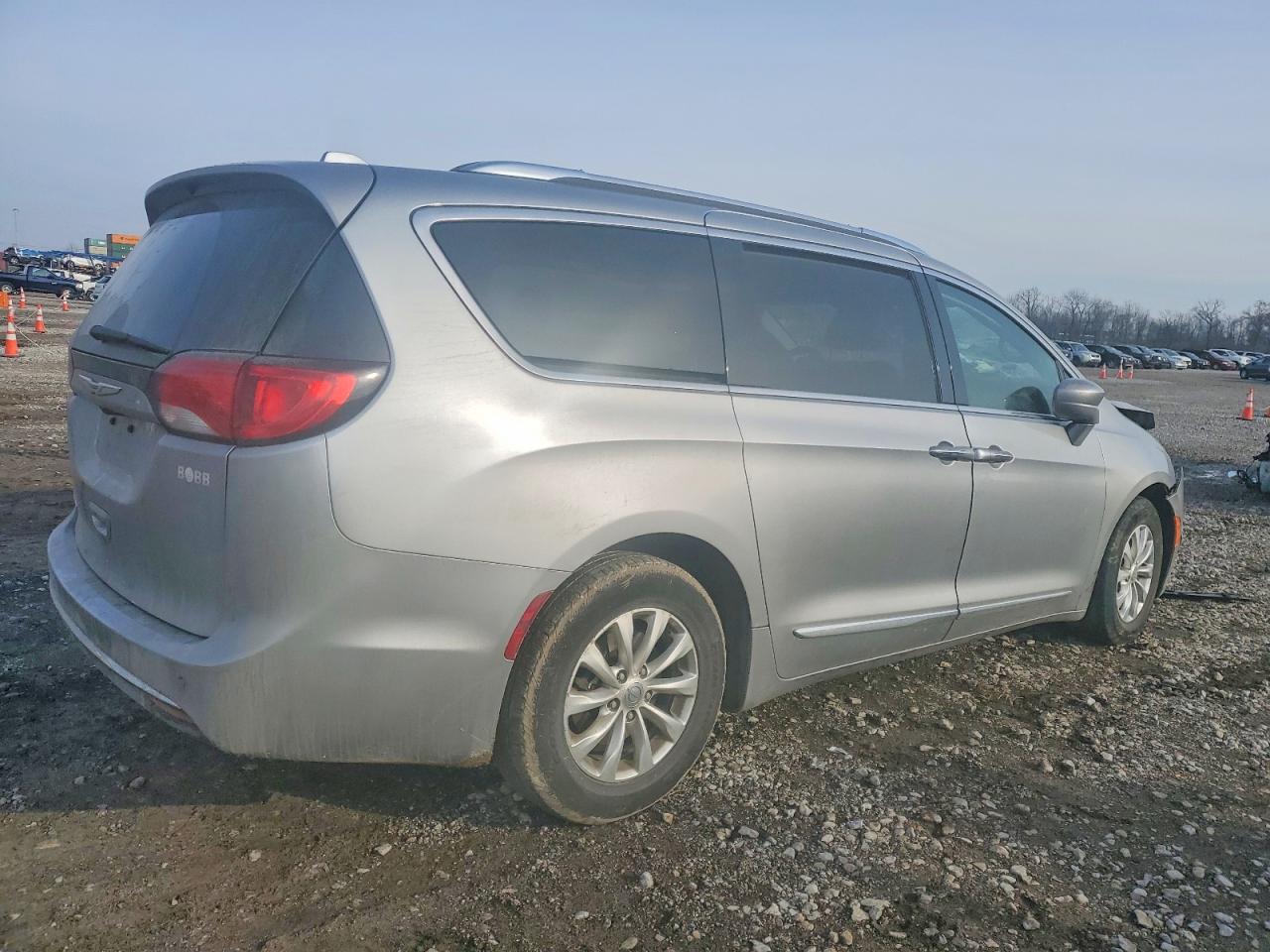 2019 CHRYSLER PACIFICA TOURING L photo 3