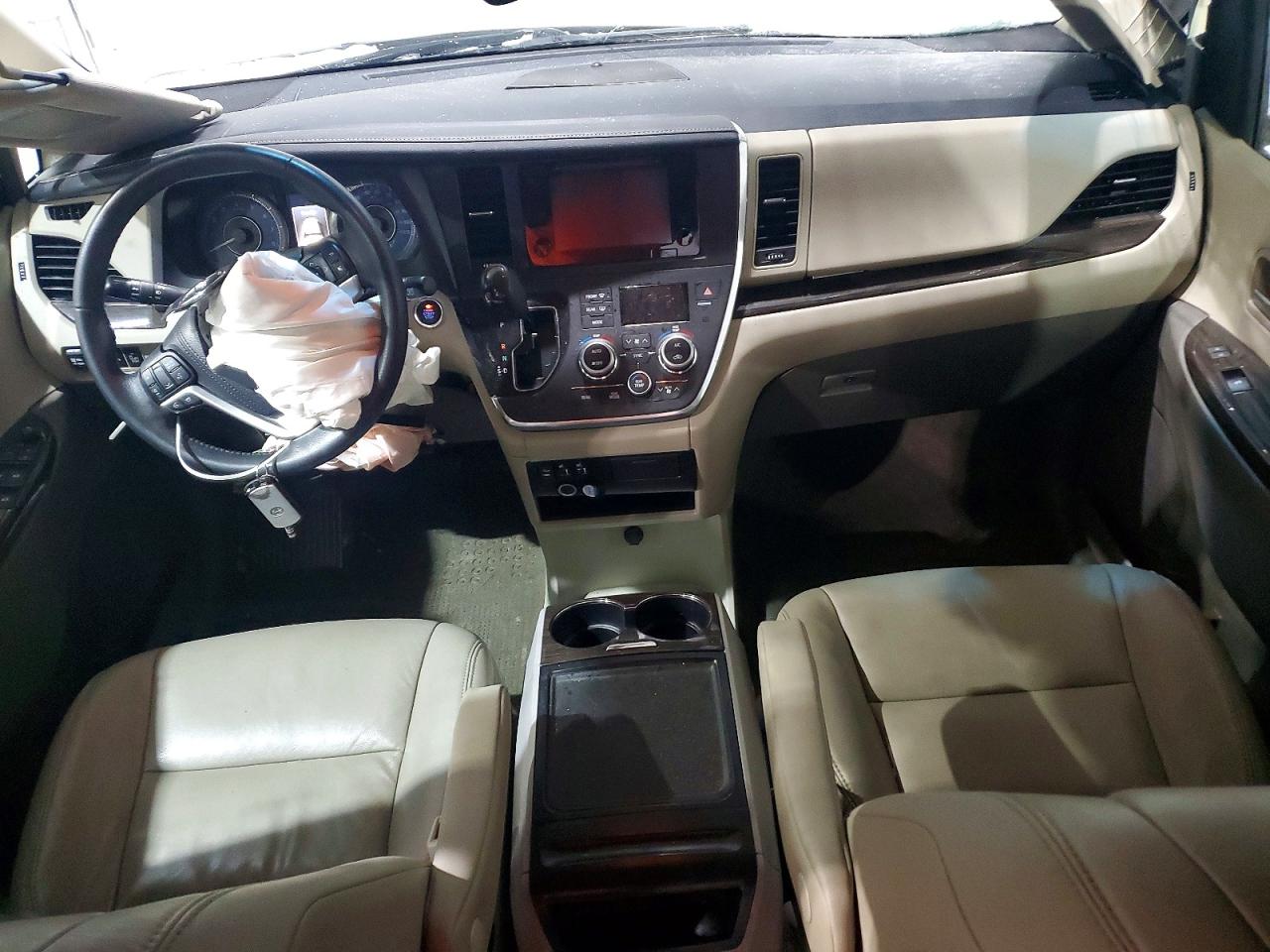 2017 TOYOTA SIENNA XLE photo 8