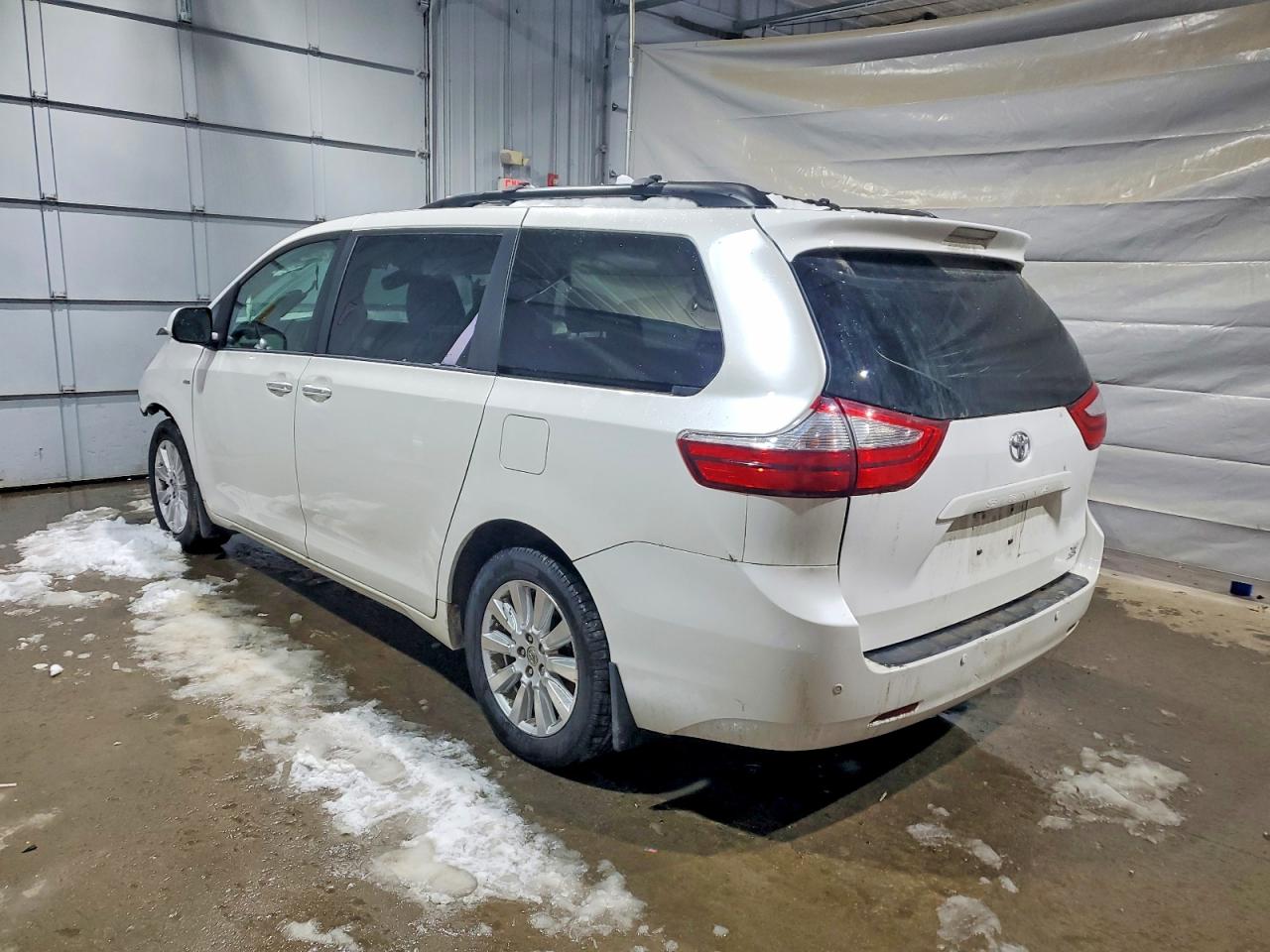 2017 TOYOTA SIENNA XLE photo 2