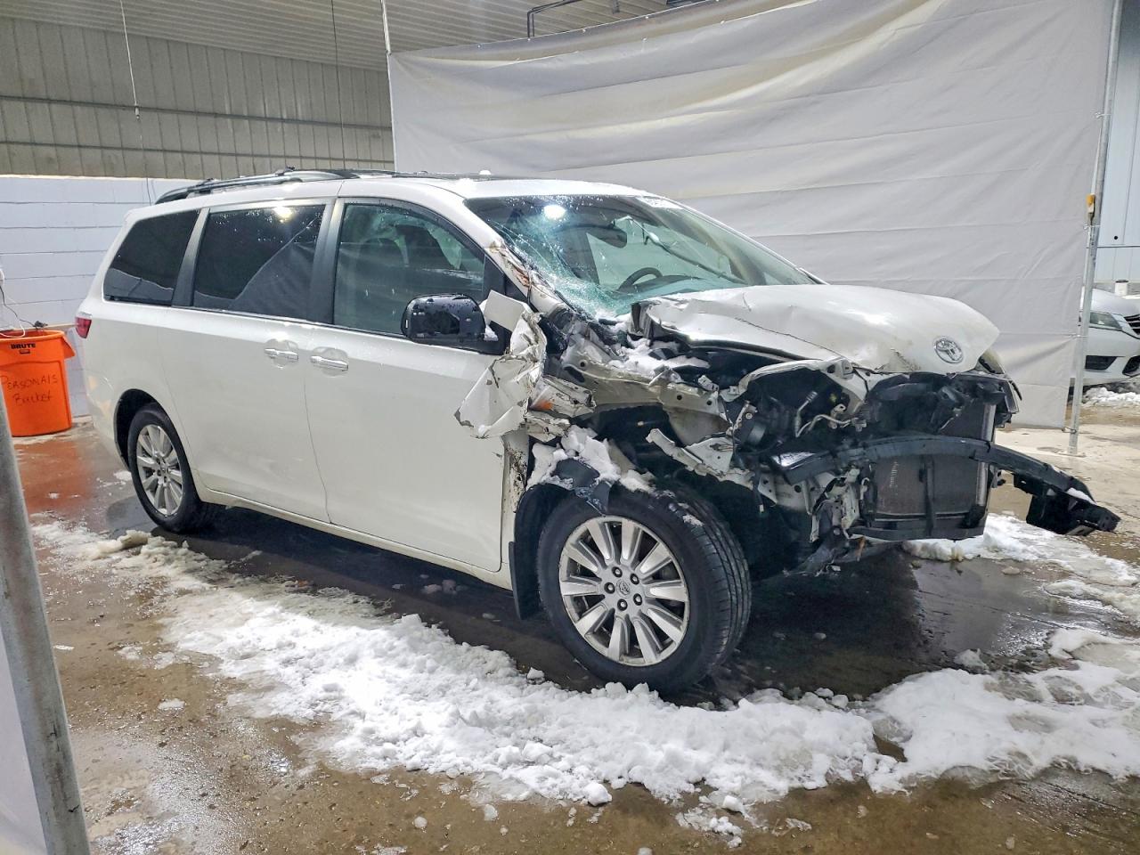 2017 TOYOTA SIENNA XLE photo 4