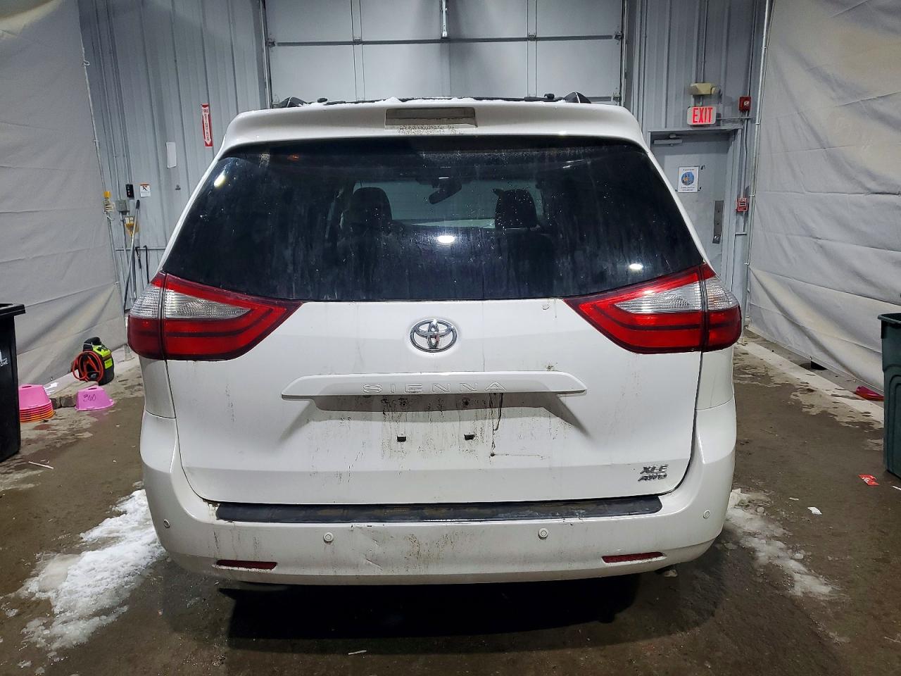 2017 TOYOTA SIENNA XLE photo 6