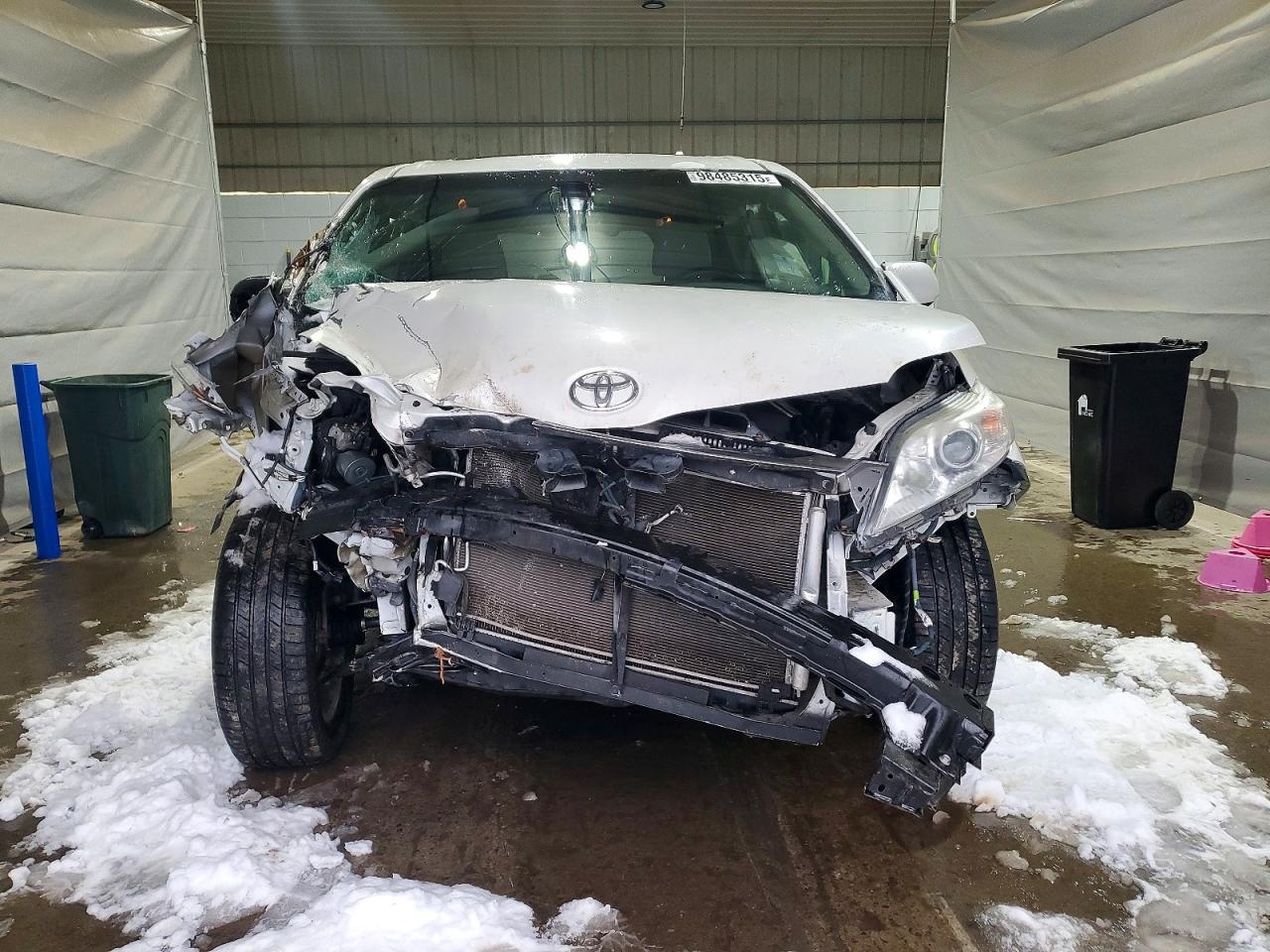 2017 TOYOTA SIENNA XLE photo 5