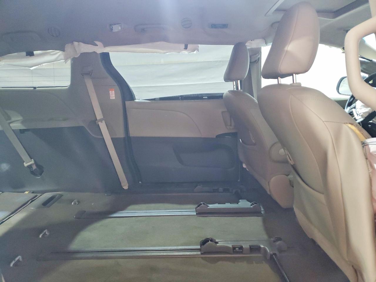 2017 TOYOTA SIENNA XLE photo 11