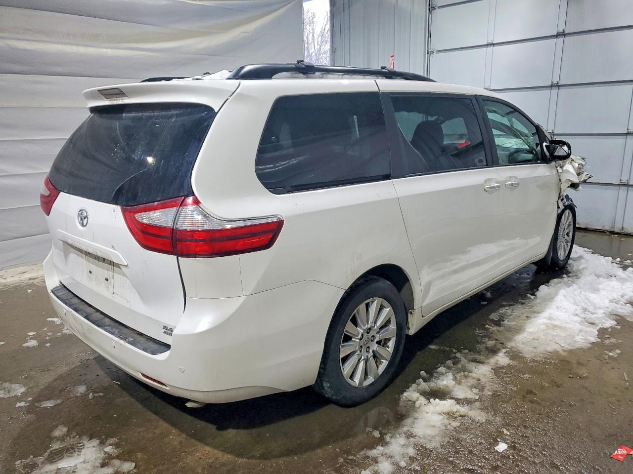 2017 TOYOTA SIENNA XLE photo 3