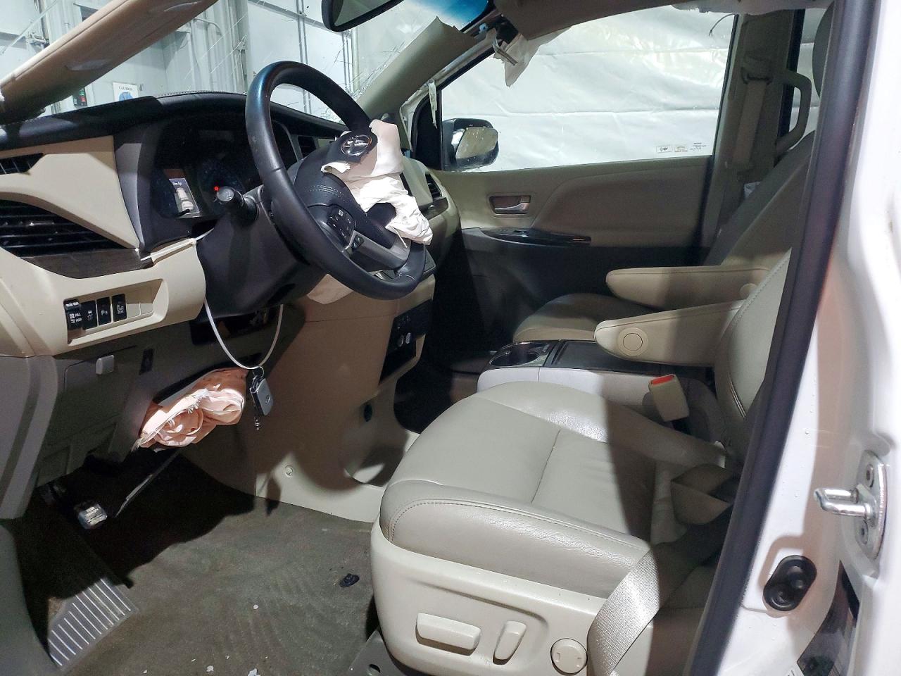 2017 TOYOTA SIENNA XLE photo 7