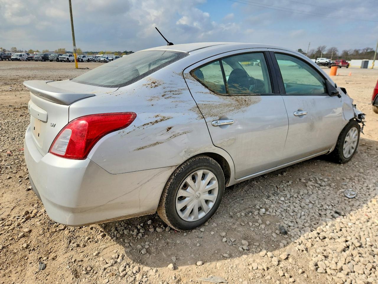 2019 NISSAN VERSA S photo 3