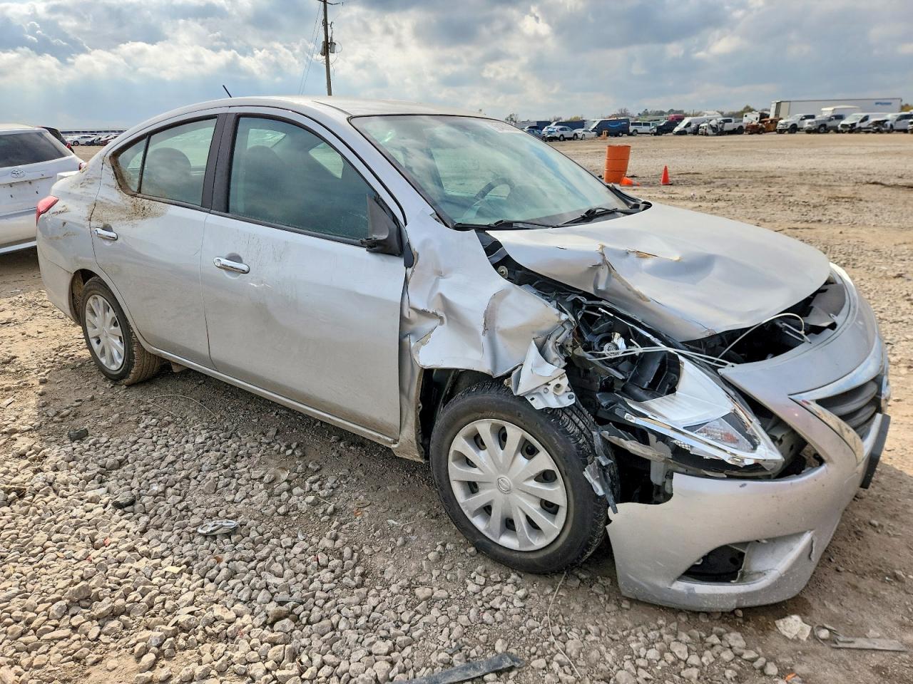 2019 NISSAN VERSA S photo 4