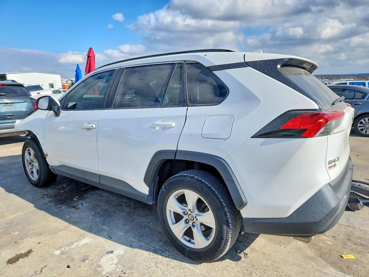 2021 TOYOTA RAV4 XLE photo 2