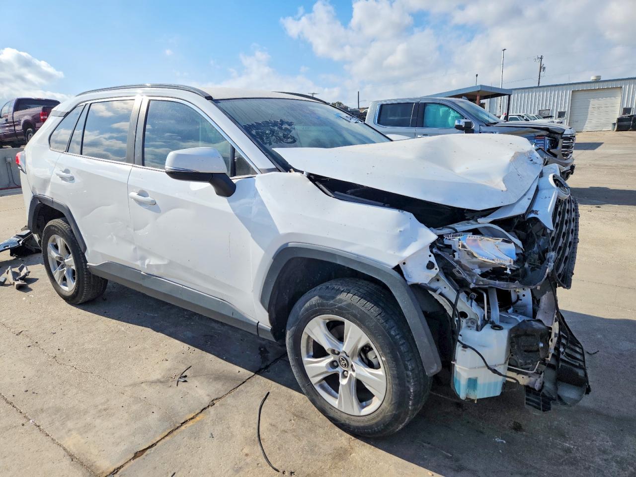 2021 TOYOTA RAV4 XLE photo 4