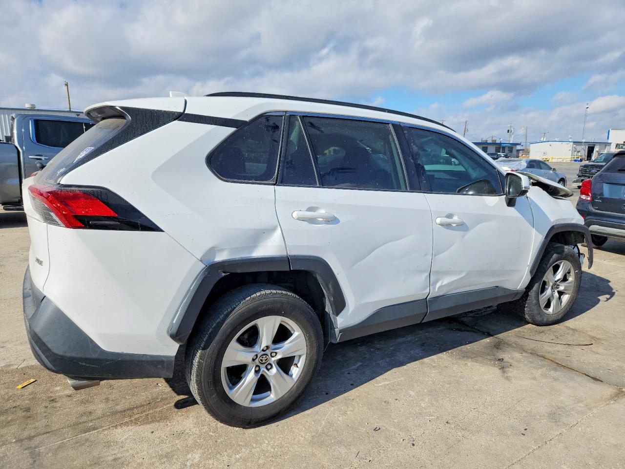 2021 TOYOTA RAV4 XLE photo 3