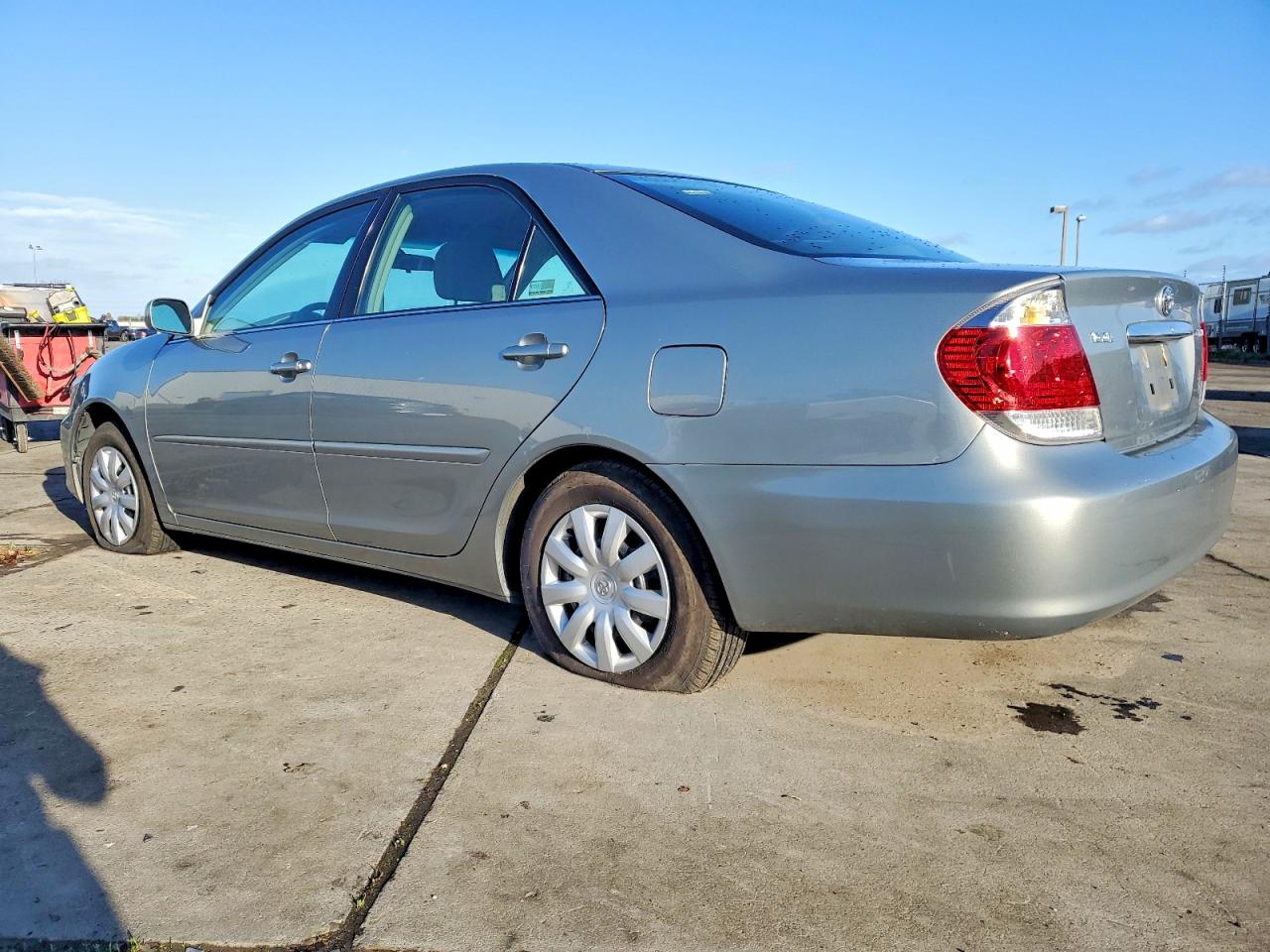 2005 TOYOTA CAMRY LE photo 2