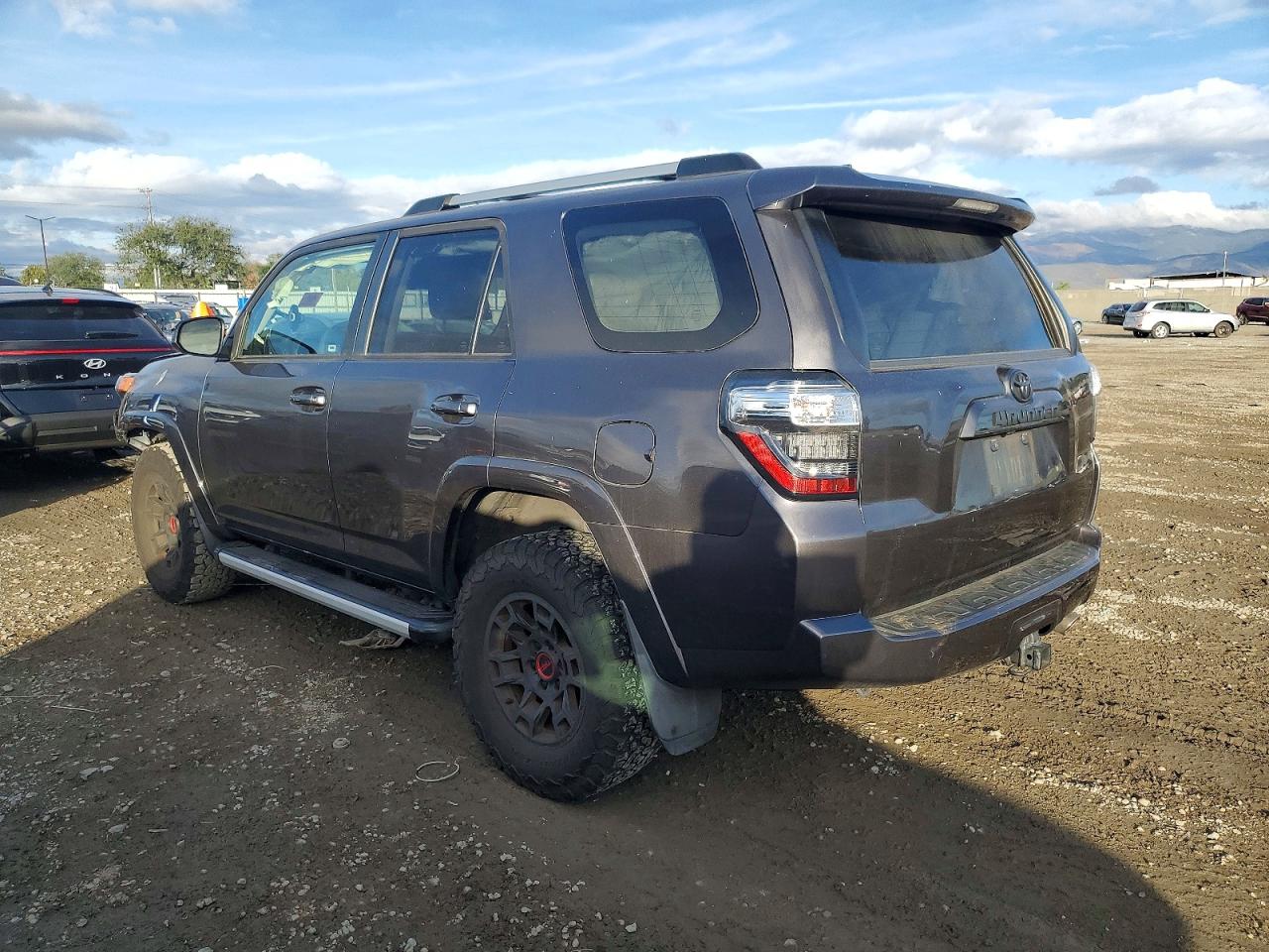2022 TOYOTA 4RUNNER SR5 photo 2