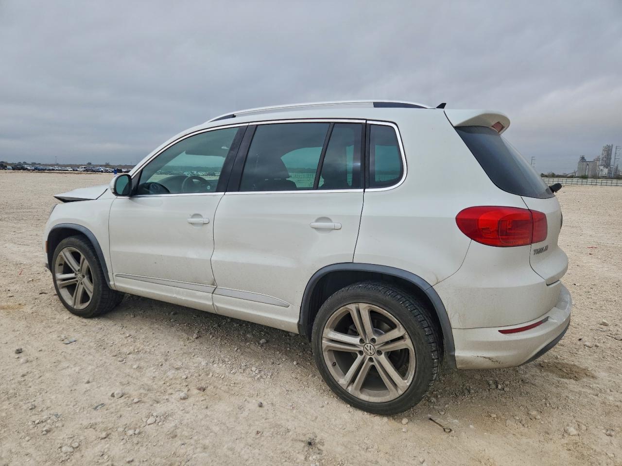 2016 VOLKSWAGEN TIGUAN S photo 2