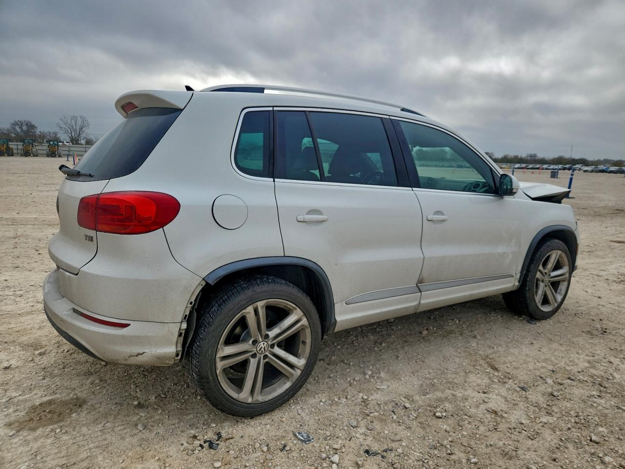 2016 VOLKSWAGEN TIGUAN S photo 3
