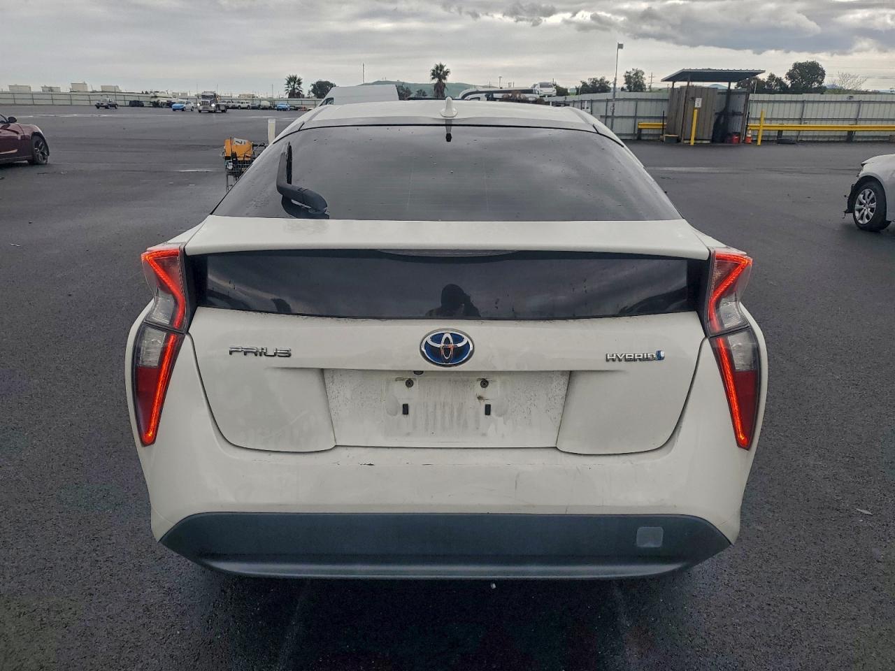 2016 TOYOTA PRIUS photo 6
