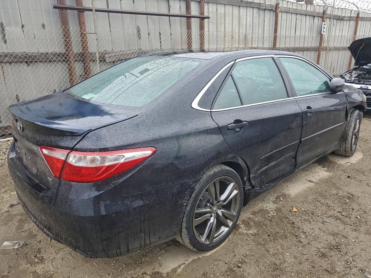 2015 TOYOTA CAMRY LE photo 3