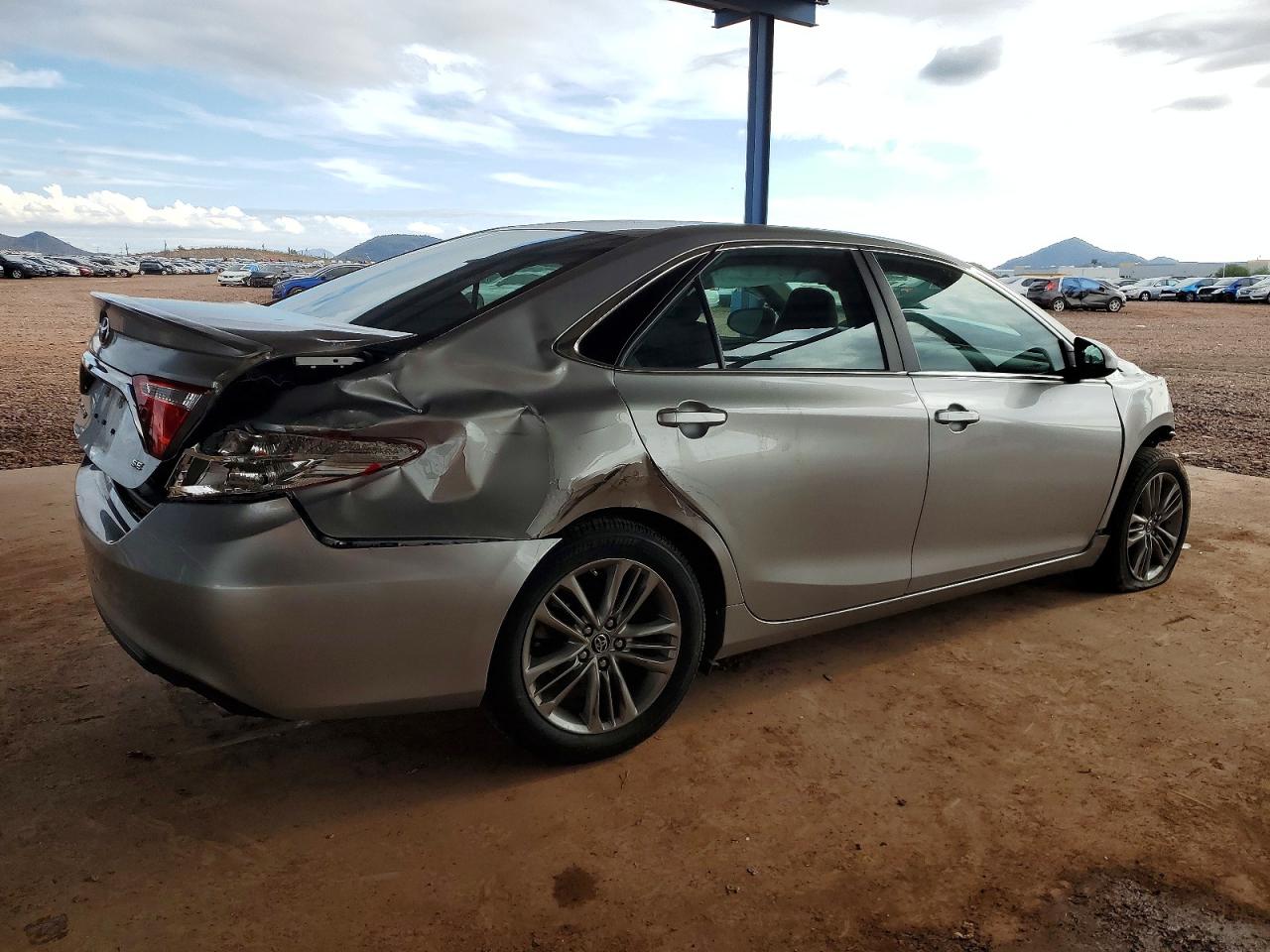 2017 TOYOTA CAMRY SE photo 3