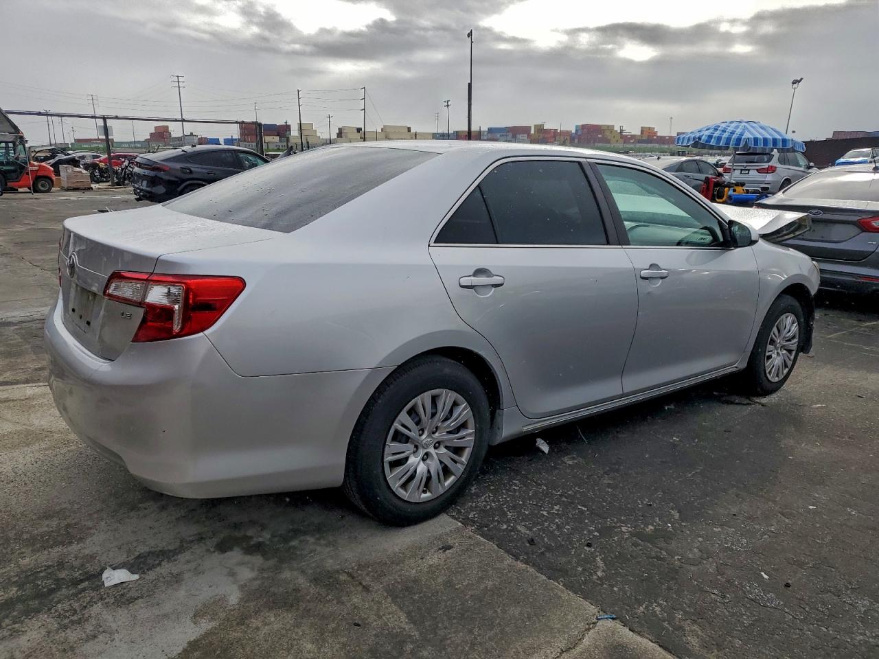 2014 TOYOTA CAMRY L photo 3