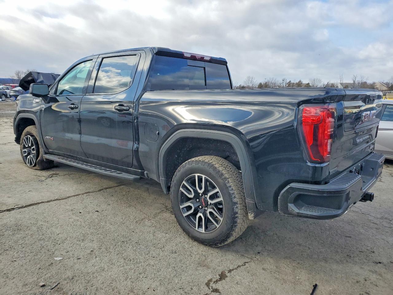 2025 GMC SIERRA K1500 AT4 photo 2