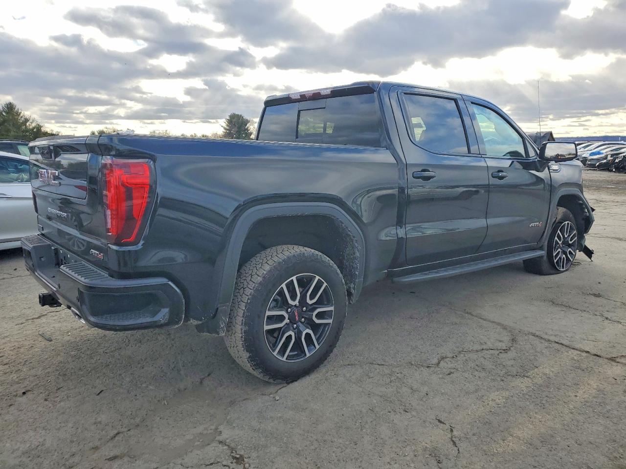 2025 GMC SIERRA K1500 AT4 photo 3