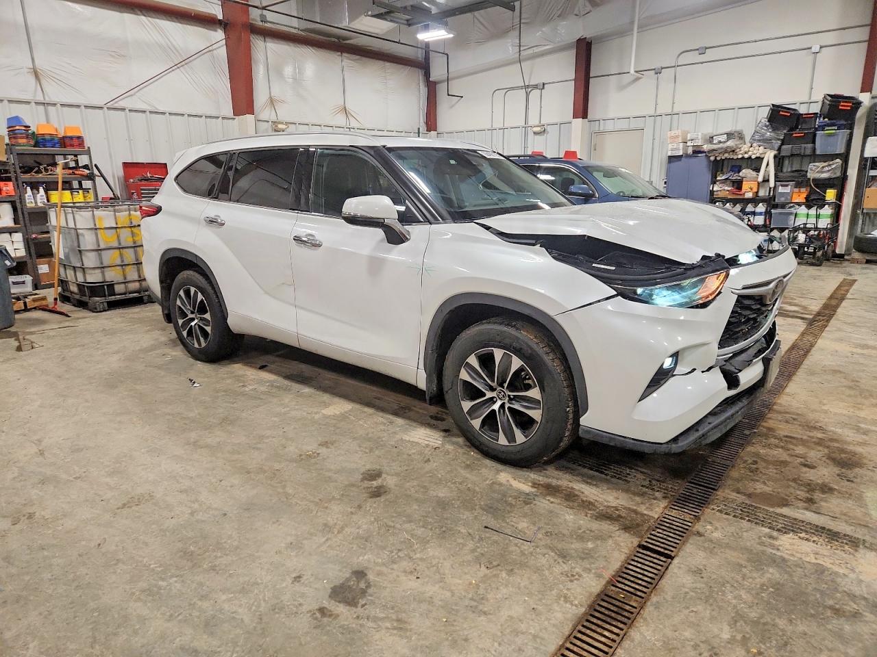 2022 TOYOTA HIGHLANDER XLE photo 10