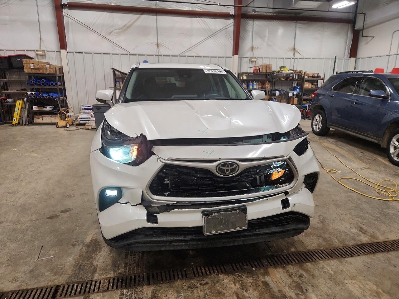 2022 TOYOTA HIGHLANDER XLE photo 13