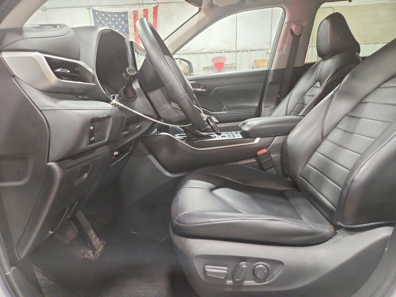 2022 TOYOTA HIGHLANDER XLE photo 19