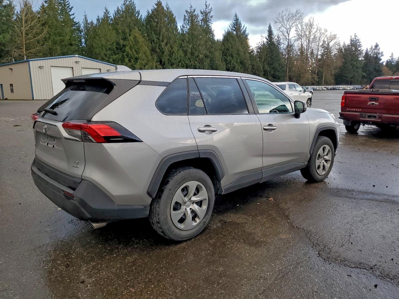 2022 TOYOTA RAV4 LE photo 5