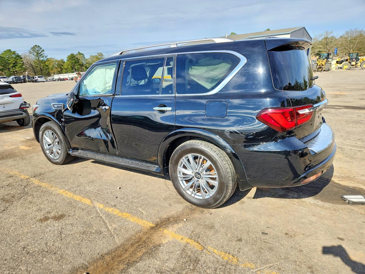 2019 INFINITI QX80 LUXE photo 3